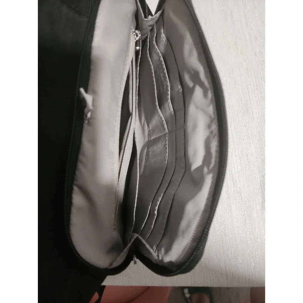 Baggallini Avenue Crossbody In Black. - Picture 5 of 7